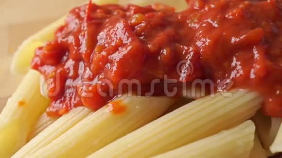 新鲜烹制的意大利面用红色蔬菜酱覆盖小圆片视频的预览图