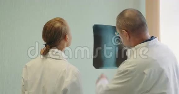 检查X光图像的男女医生视频的预览图