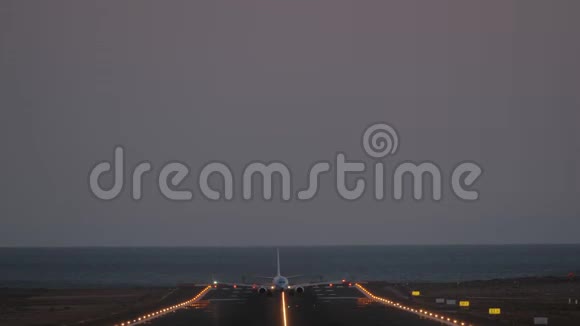 喷气客机在黄昏起飞视频的预览图