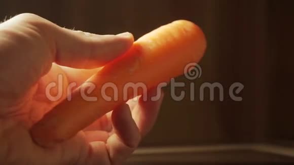 男子削胡萝卜与削皮机关闭视频视频的预览图