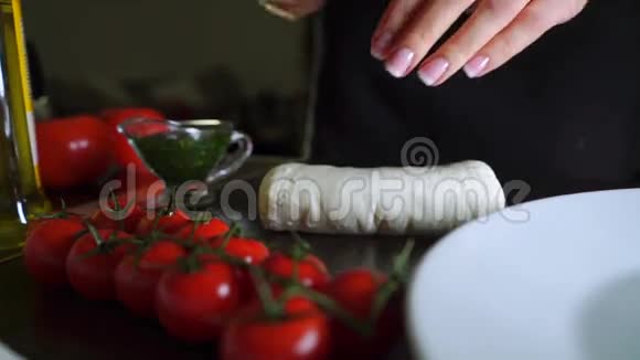 切莫拉奶酪做卡普雷色拉一套的一部分视频的预览图