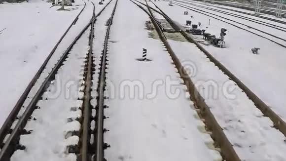 雪中若干铁路轨道和开关的低空飞行射击视频的预览图