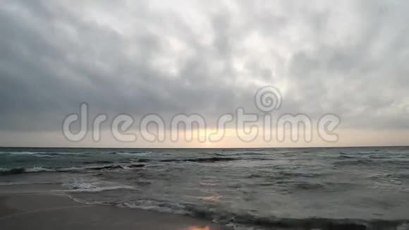 日落时在加利波利海滩与汹涌的大海意大利视频的预览图