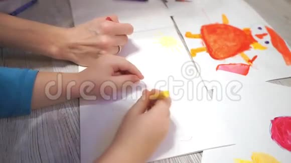 妈妈在学儿子画画视频的预览图
