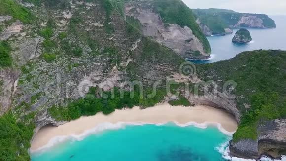 印度尼西亚巴厘NusaPenida岛的曼塔湾或Kelingking海滩视频的预览图