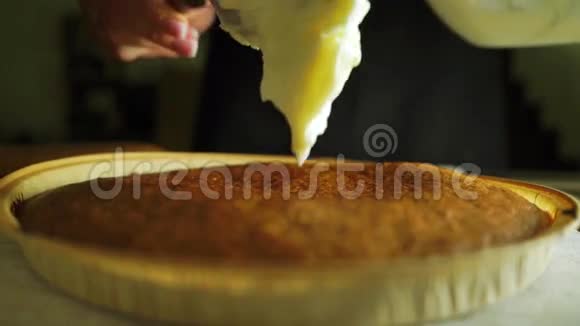 胡萝卜蛋糕上放奶油慢动作视频一套的一部分视频的预览图