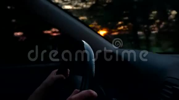 在乡下开车的女孩视频的预览图