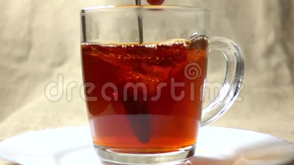 在玻璃杯中搅拌红茶的超慢动作视频视频的预览图