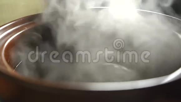 棕色锅中蒸水慢动作视频视频的预览图