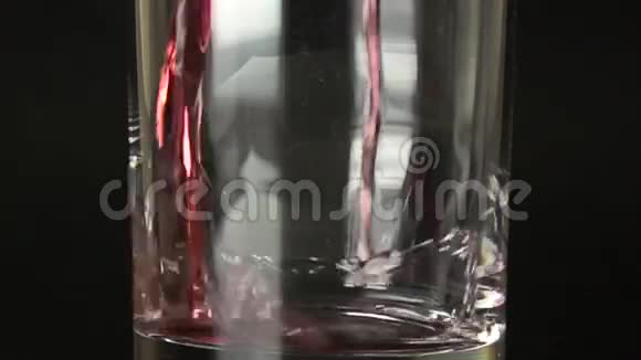 将500英尺长的慢动作的红色果汁倒入杯中视频的预览图