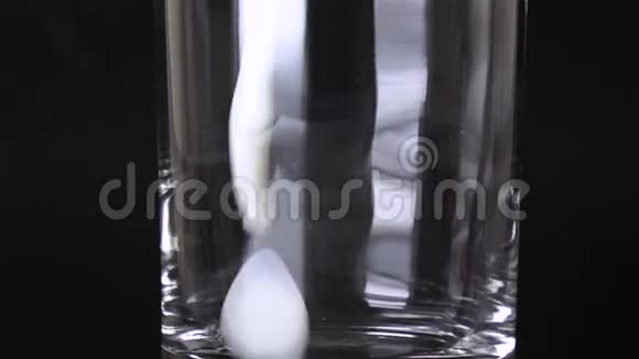 把牛奶倒入玻璃杯中的极端慢镜头合上视频的预览图