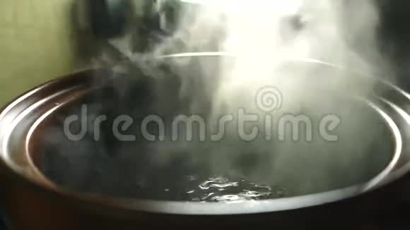 在沸水中煮意大利面的慢动作视频视频的预览图