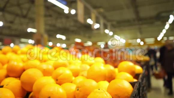 超市里认不出来的顾客选橙子视频的预览图