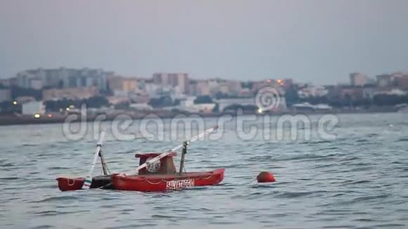 黄昏时分救援船停泊在海滩上在Salento加里波利意大利视频的预览图