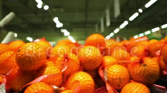 超市里的一大堆橘子杜莉拍的视频的预览图