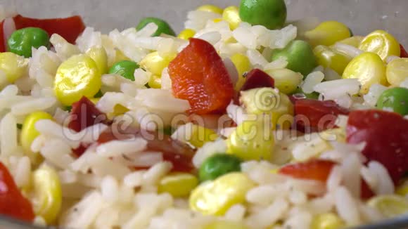在米饭和蔬菜沙拉中加入调味料关闭4K视频视频的预览图