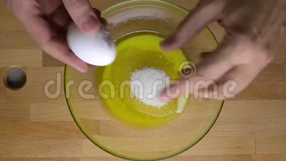 烹饪松饼折叠成两个鸡蛋4K从上面看一套的一部分视频的预览图