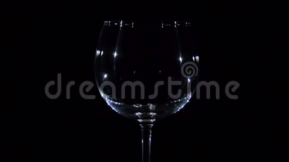 红葡萄酒倒入玻璃视频的预览图