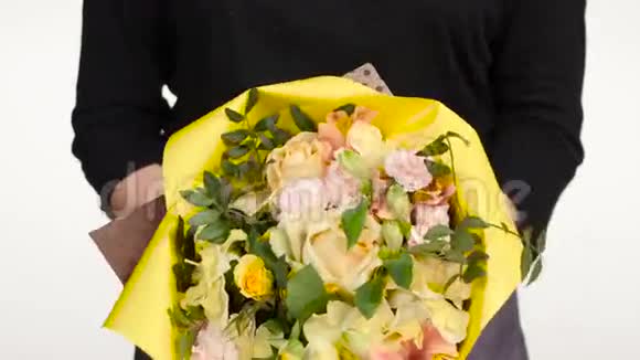 花匠转一束花植物材料白色的关门视频的预览图