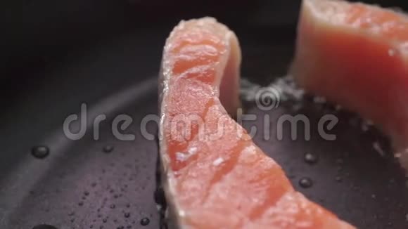 大洋娃娃录像卷毛鲑鱼牛排视频的预览图
