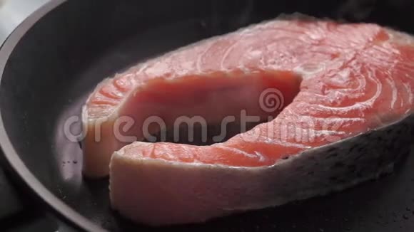 把煎三文鱼牛排的小肉片视频的预览图