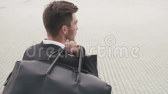 带手提箱的英俊商人的后视镜旅行者概念视频的预览图