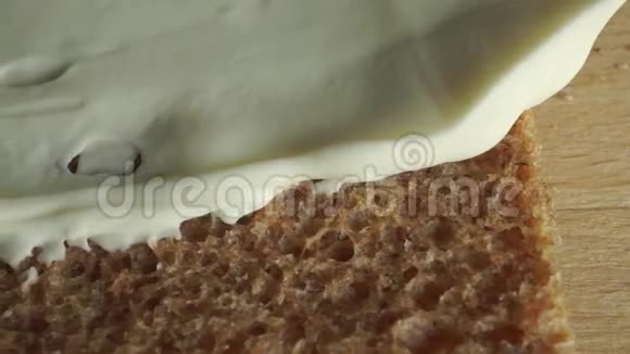 黑麦干烤面包和奶油黄油的宏观娃娃视频视频的预览图