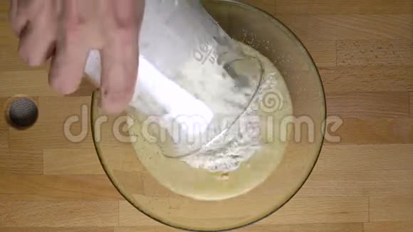煮松饼加入和混合面粉4K从上面看一套的一部分视频的预览图