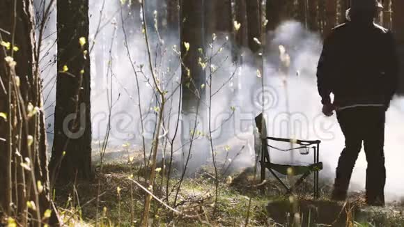 椅子在人们的树林里的费用已经来了并坐在他身上视频的预览图