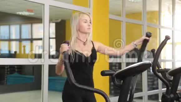 在健身房训练特殊运动器材的漂亮女孩视频的预览图