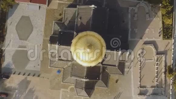 大教堂俯视图金色穹顶射击屏幕中央的教堂圆顶视频的预览图