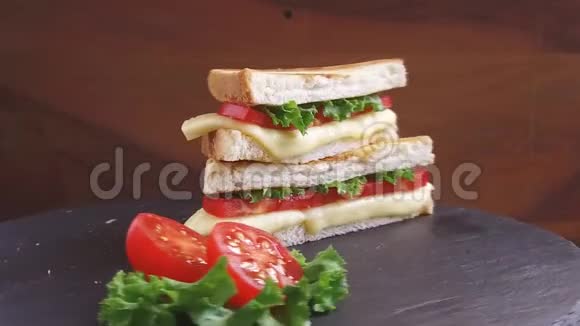 烤土司和奶酪和番茄在石头表面旋转视频的预览图