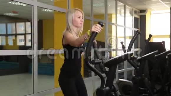 在健身房训练特殊运动器材的漂亮女孩视频的预览图