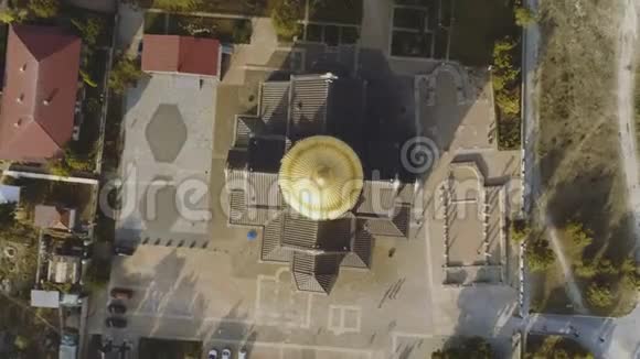 大教堂俯视图金色穹顶射击屏幕中央的教堂圆顶视频的预览图