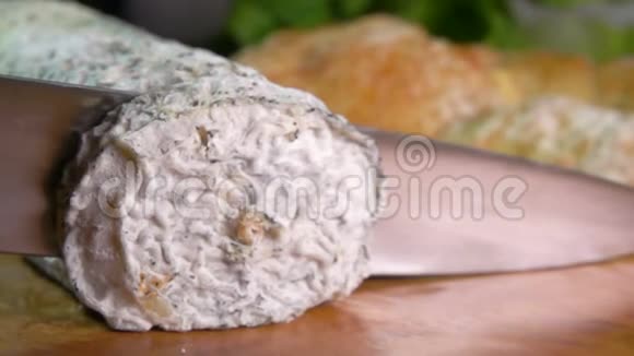 山羊奶酪配蓝灰色模具视频的预览图