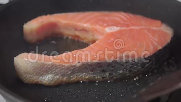 在煎锅上翻一翻硬皮鲑鱼牛排视频的预览图
