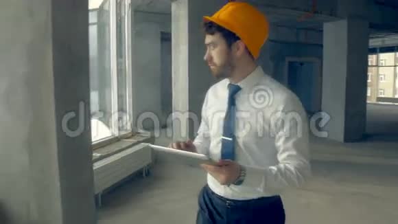投资者检查大楼施工现场内戴安全帽的商人审查施工进度视频的预览图