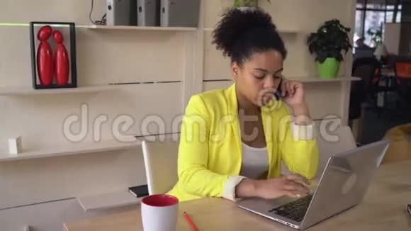 多文化女性坐在工作场所视频的预览图