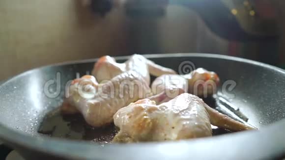 在烤架煎锅上翻转鸡翅慢动作视频视频的预览图