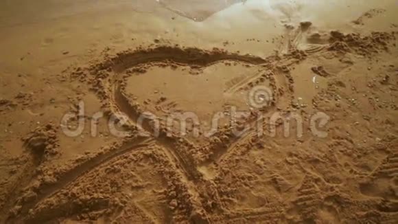心在沙子里拉沙滩沙背景带心视频的预览图
