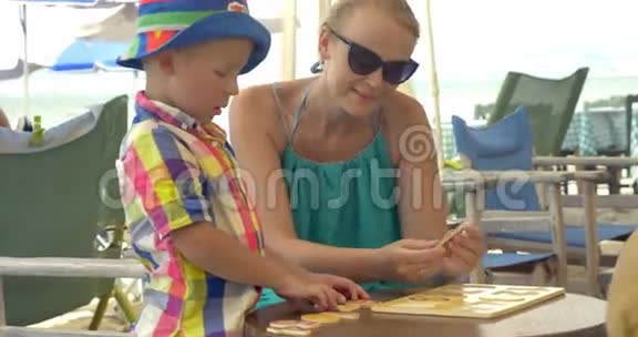 幼儿学习数字玩妈妈户外视频的预览图