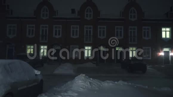 夜间在联排别墅住宅区下雪视频的预览图