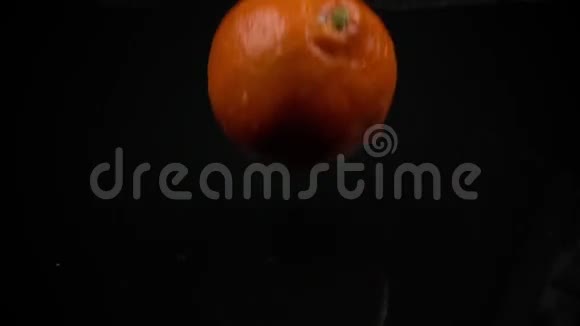 完全成熟的橙色击中黑色潮湿的表面分裂成一半500fps视频的预览图