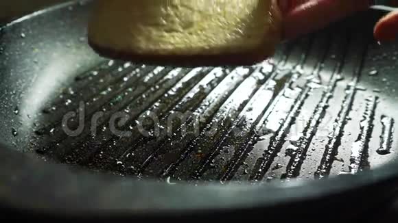 在烤盘上烤制法式吐司视频的预览图