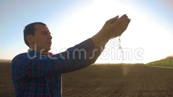耕地农民调查耕地土壤质量农夫手里拿着泥土农学家视频的预览图