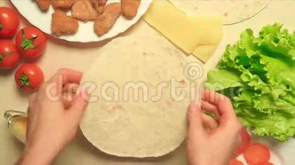 女孩烹饪凯撒卷与平底锅鸡肉奶酪沙拉和西红柿视频的预览图