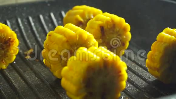 黄玉米芯块被炸在烤盘上视频的预览图