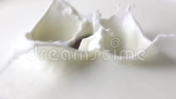 超级慢镜头巧克力片掉进牛奶里视频的预览图