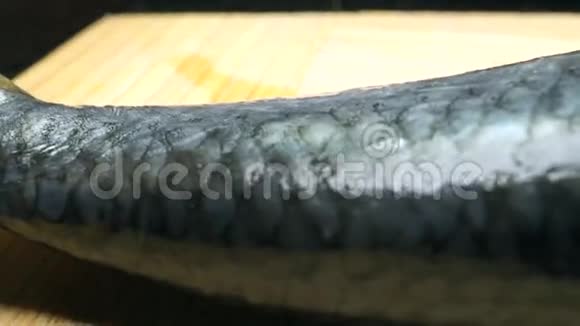 木切割板上的鱼宏锅录像视频的预览图