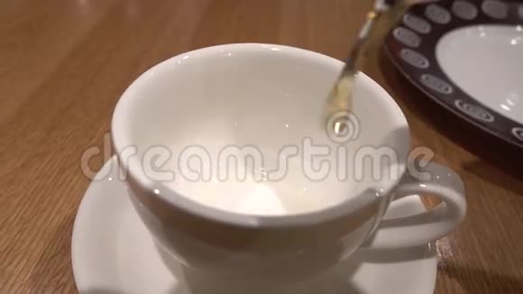 在杯子里用茶壶倒绿茶4K关闭视频视频的预览图